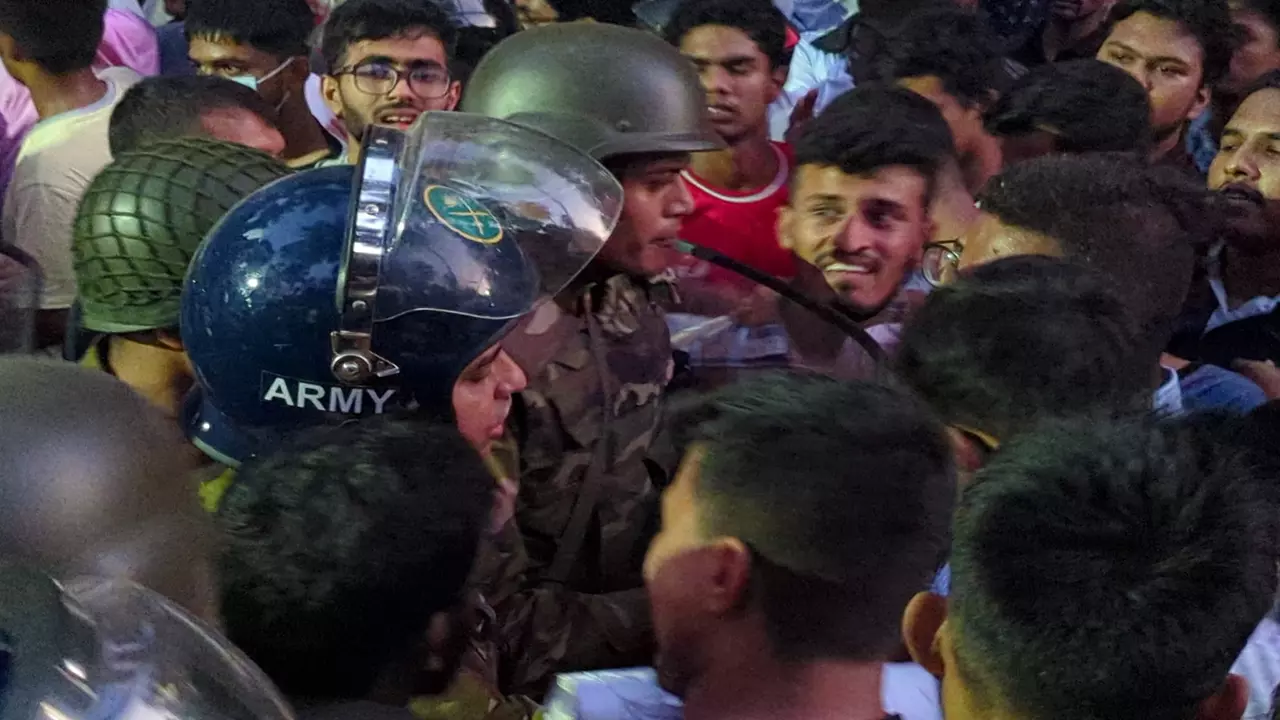 সিটি ও ঢাকা কলেজের সংঘর্ষে আহত হয়ে ঢামেকে ৩২