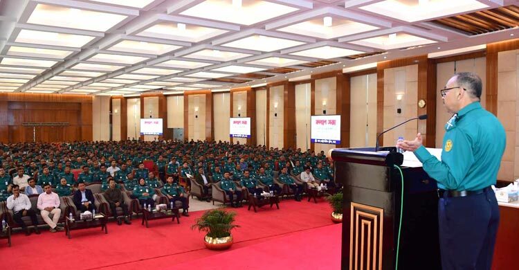 ঢাকাবাসীকে যেকোনো উপায়ে নিরাপদ রাখতে হবে: ডিএমপি কমিশনার