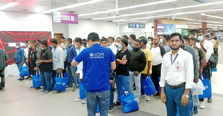 লিবিয়া থেকে ফিরলেন ১৫০ জন অনিয়মিত বাংলাদেশি