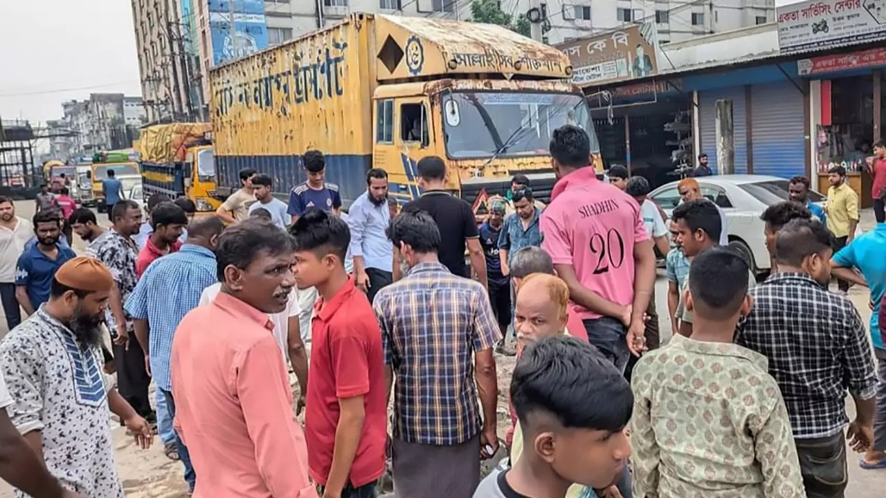 বকেয়া বেতন পেয়ে ১১ ঘণ্টা পর সড়ক ছাড়ল শ্রমিকরা