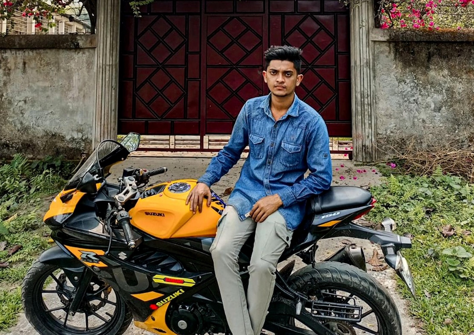 শখের মোটরসাইকেলেই প্রাণ গেল কলেজছাত্রের