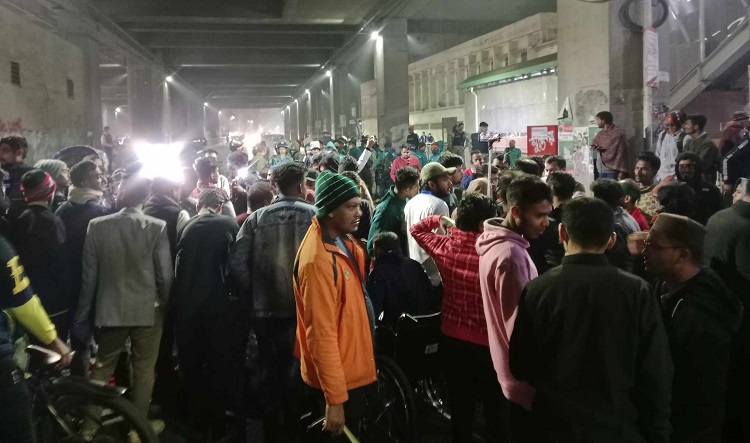 শাহবাগে গণঅভ্যুত্থানে আহতদের সড়ক অবরোধ