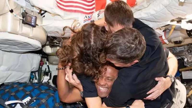 চাঁদের দূরতম সীমানা জয় করে ফিরলেন ৪ নভোচারী