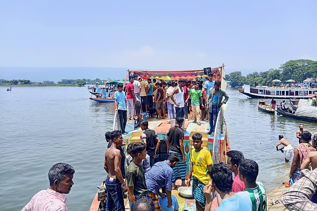 টাঙ্গুয়ার হাওরে ঘুরতে গিয়ে হাউসবোট থেকে পড়ে কিশোর নিখোঁজ