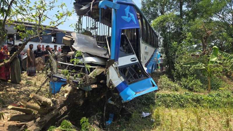 লোহাগাড়ায় দুই বাসের মুখোমুখি সংঘর্ষে নারীসহ নিহত ৪