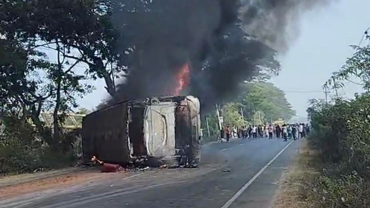 ঢাকা-চট্টগ্রাম মহাসড়কে চলন্ত বাসে আগুন, শিশুসহ নিহত ৪