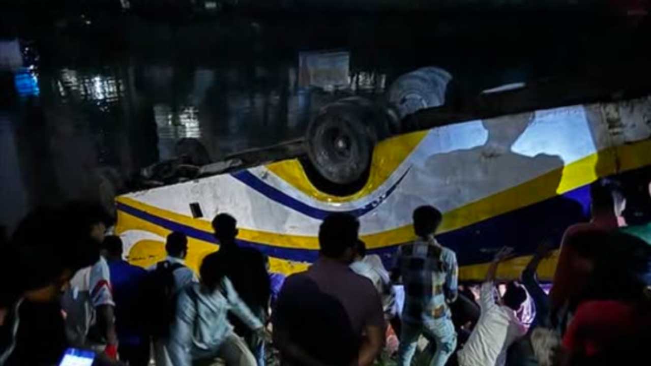 বনশ্রীতে খালে উল্টে পড়েছে বাস