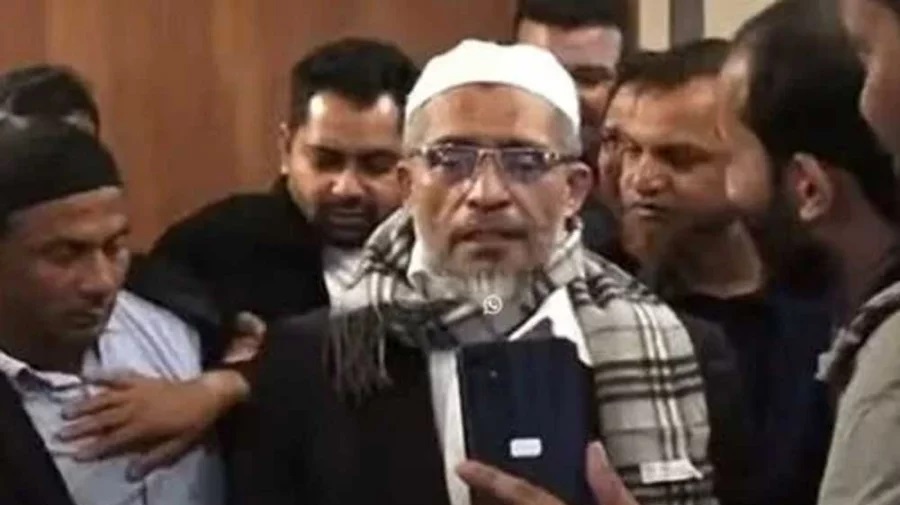 ওমরাহ শেষে দেশে ফিরলেন লুৎফুজ্জামান বাবর