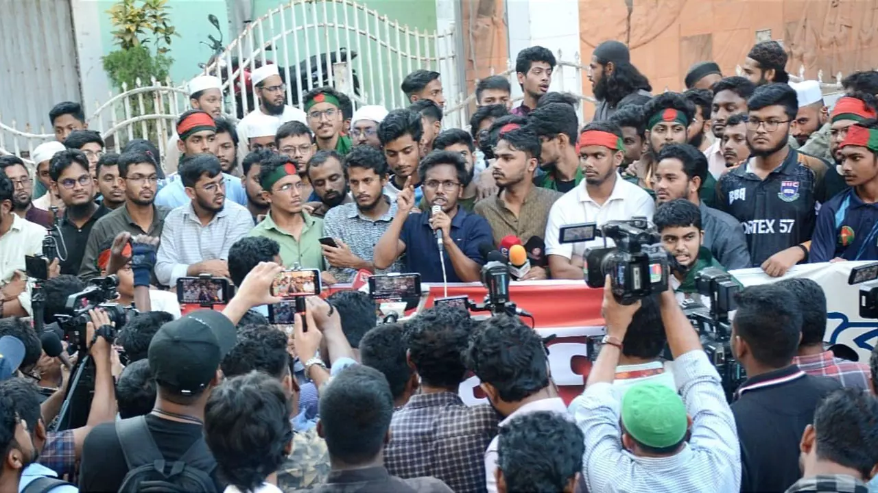 ‘শেখ মুজিবকে দেবতা মানব না’