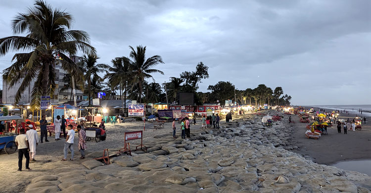 ঘূর্ণিঝড় ‘দানা: উপকূলে গুঁড়ি গুঁড়ি বৃষ্টি