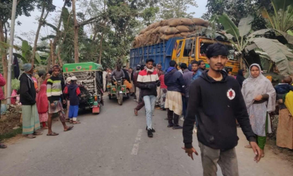মান্দায় ট্রাকচাপায় মোটরসাইকেলের ৩ আরোহীর মৃত্যু
