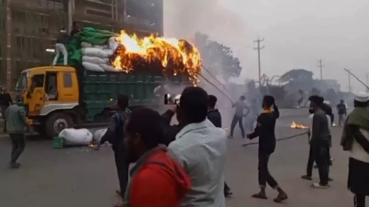 বেক্সিমকো শ্রমিকদের হামলায় ৫ বাসে আগুন, শতাধিক ভাঙচুর