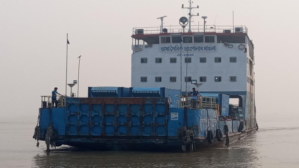 ঘন কুয়াশায় দৌলতদিয়া-পাটুরিয়ায় ফেরি চলাচল বন্ধ