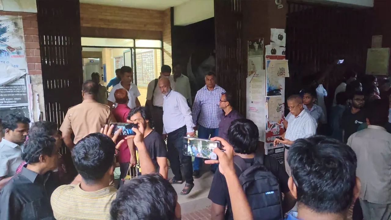 জাবি ছাত্রীকে ধর্ষণচেষ্টা: ৭২ ঘণ্টার আলটিমেটাম দিয়ে অবরোধ প্রত্যাহার