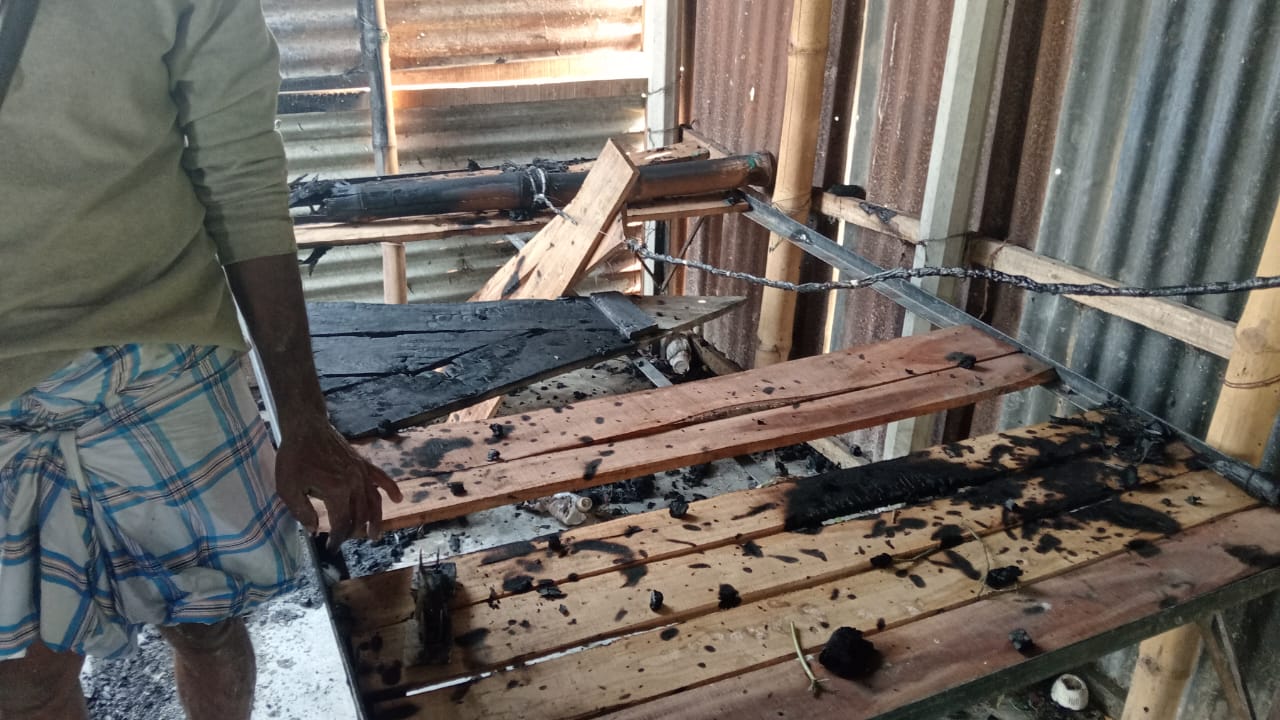 নেত্রকোনায় দুর্বৃত্তের আগুনে পুড়ল ঘর