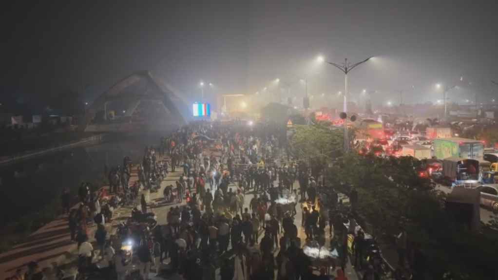 রাতেই পরিপূর্ণ পূর্বাচলে মঞ্চের আশপাশ