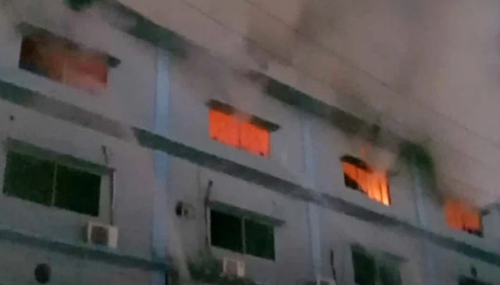 দুই ঘণ্টার চেষ্টায় সিইপিজেডে কার্টন কারখানার আগুন নিয়ন্ত্রণে