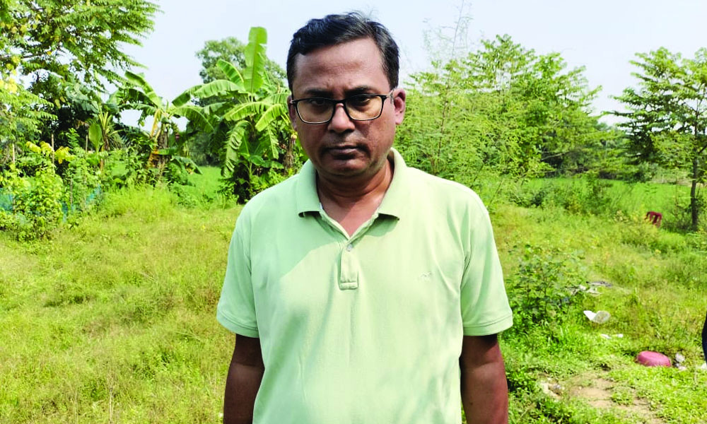 ভারতে পালানোর সময় যুগ্ম সচিব গ্রেপ্তার