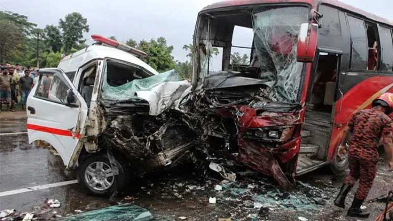 পাবনায় বাস-অ্যাম্বুলেন্স সংঘর্ষে নিহত ৫, আহত ৪