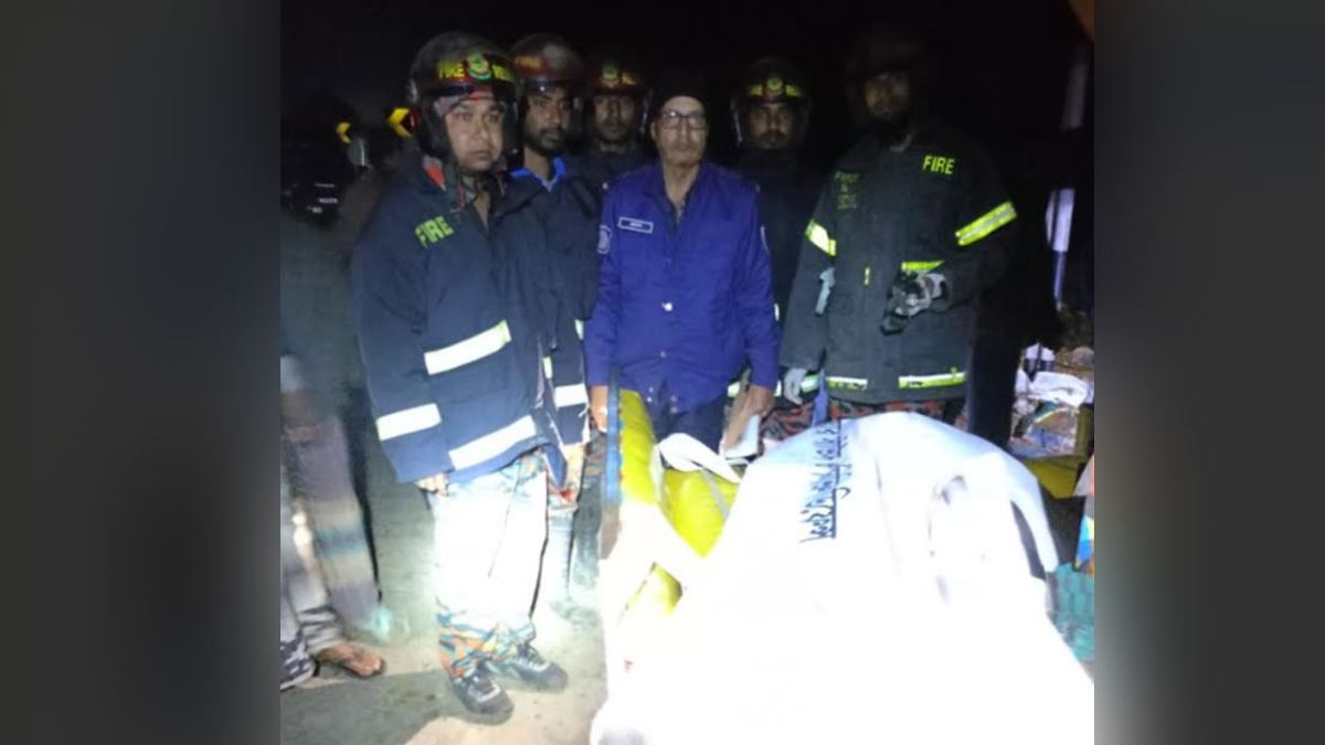 নওগাঁয় ডাম্প ট্রাকের চাপায় ভ্যানের ৫ যাত্রী নিহত