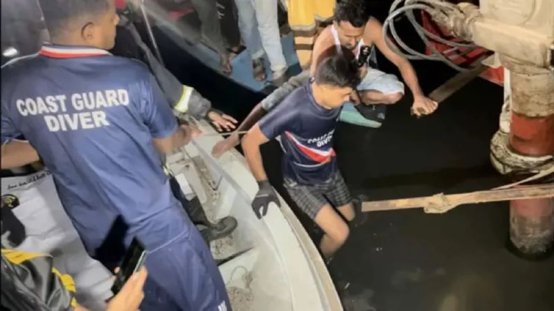 ফেরি থেকে ৫ যানবাহন ধলেশ্বরীতে, ৩ জনের মরদেহ উদ্ধার