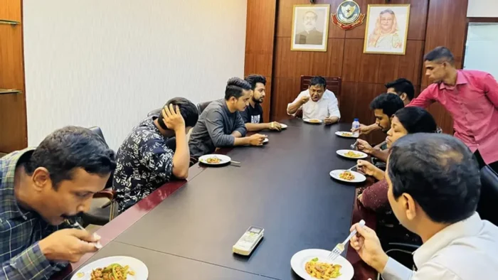 জোর করে খাবার টেবিলে বসিয়ে ভিডিও করা হয়: সমন্বয়কদের যৌথ বিবৃতি