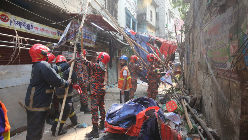 ভূমিকম্পে প্রাণ গেলো বাবা-ছেলের