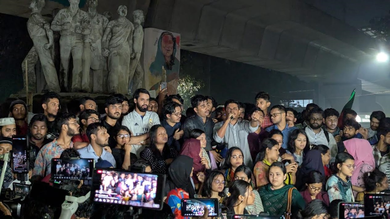 কুয়েটে হামলার প্রতিবাদে ঢাবিতে বৈষম্যবিরোধীদের বিক্ষোভ