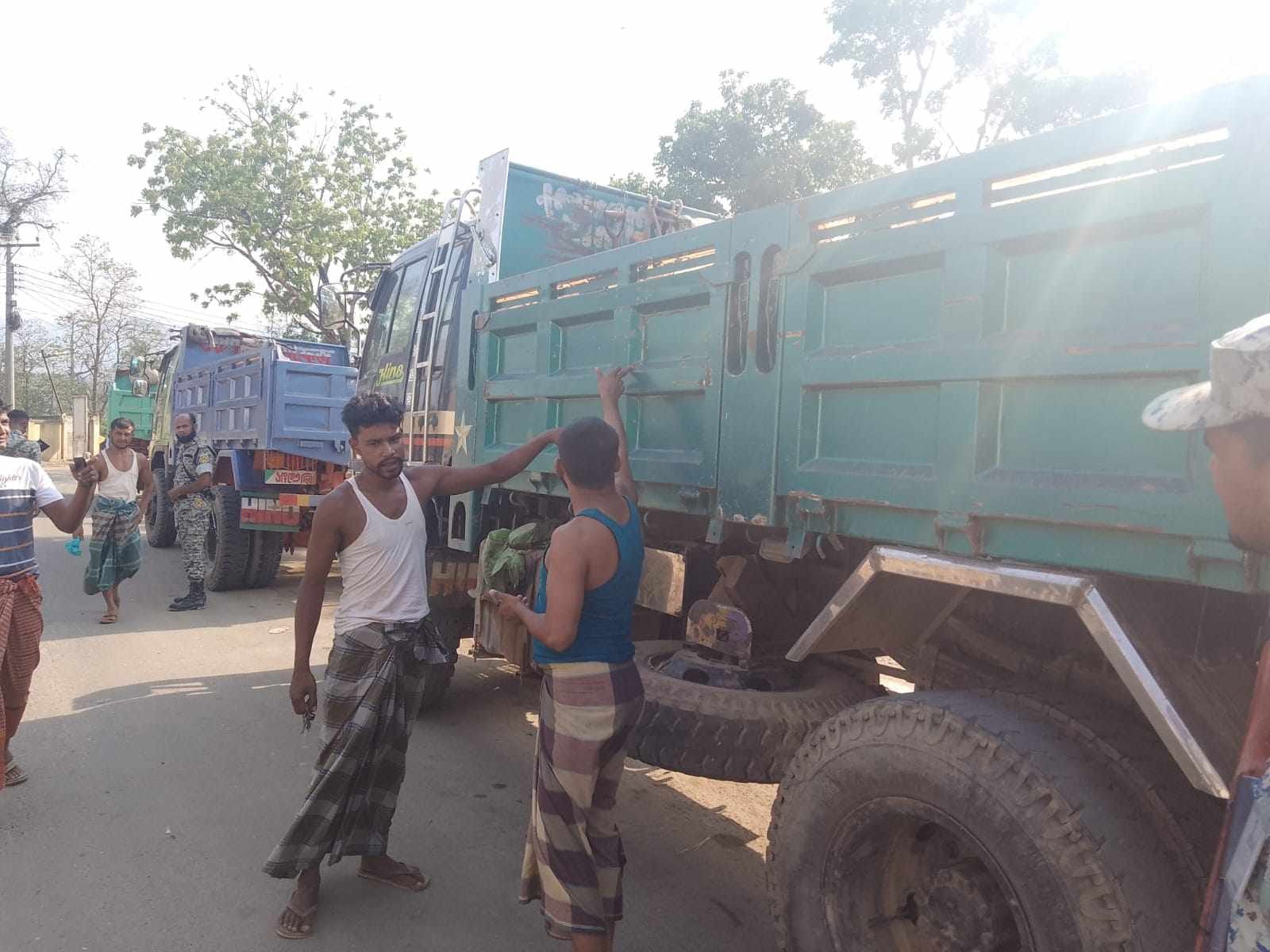 থানচিতে ট্রাক লক্ষ্য করে সন্ত্রাসীদের গুলি