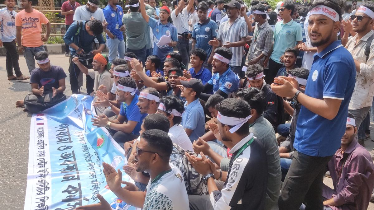 ৭ কলেজ শিক্ষার্থীদের বিক্ষোভ, অধ্যাদেশ না হলে কঠোর কর্মসূচির হুঁশিয়ারি