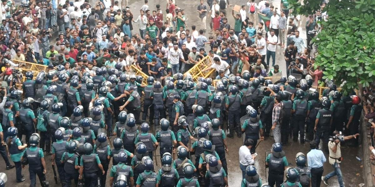 শিক্ষার্থীদের দখলে শাহবাগ, ঠেকাতে পারেনি পুলিশ