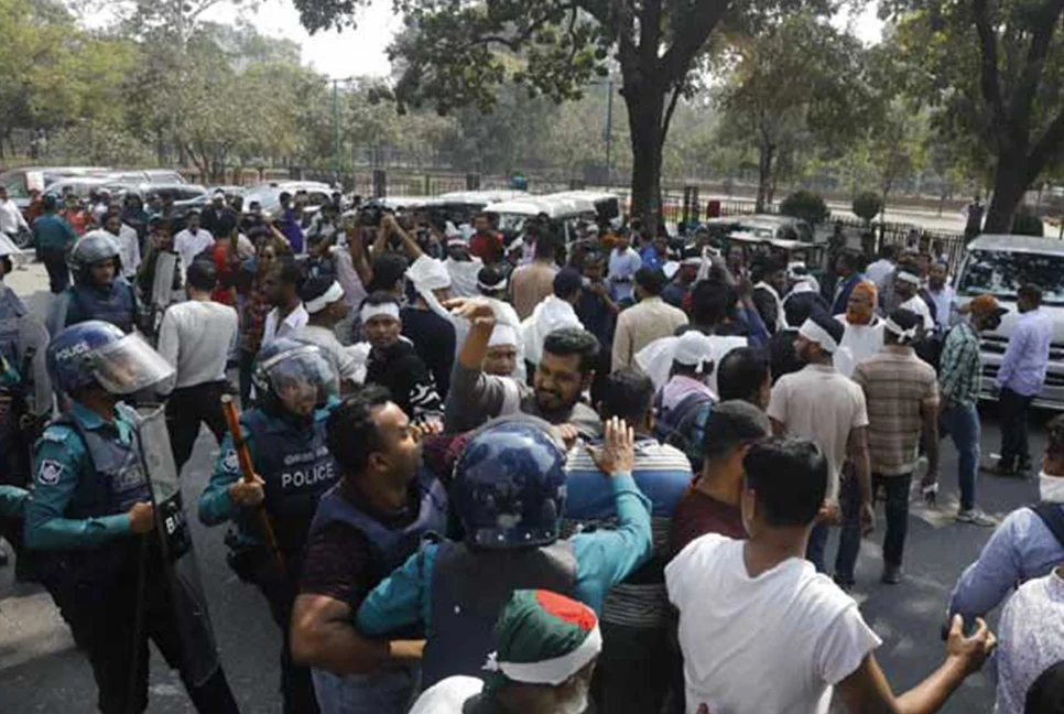 চাকরিচ্যুত পুলিশ সদস্যদের লাঠিপেটা, পাল্টা হামলায় ওসি আহত