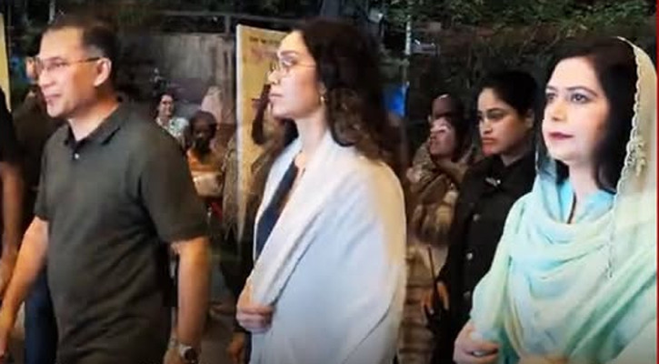 নাট্যপাড়ায় সপরিবারে নাটক দেখলেন প্রধানমন্ত্রী