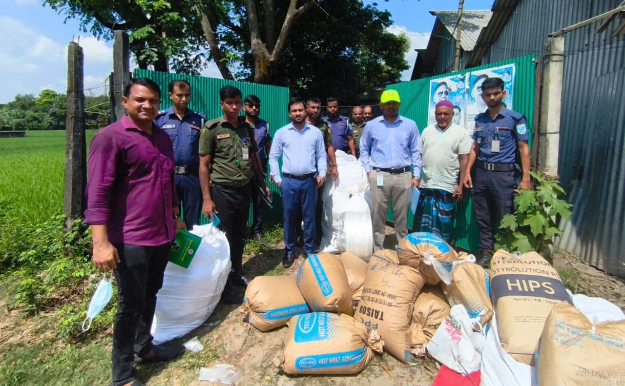 শ্রীপুরে নিষিদ্ধ পলিথিন কারখানায় ভ্রাম্যমাণ আদালতের অভিযান