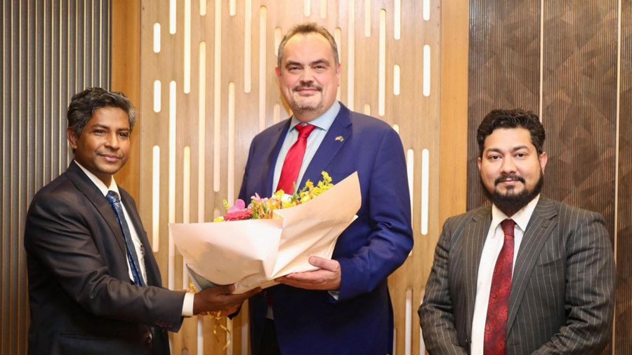 ঢাকায় পৌঁছেছেন নতুন মার্কিন রাষ্ট্রদূত ব্রেন্ট ক্রিস্টেনসেন