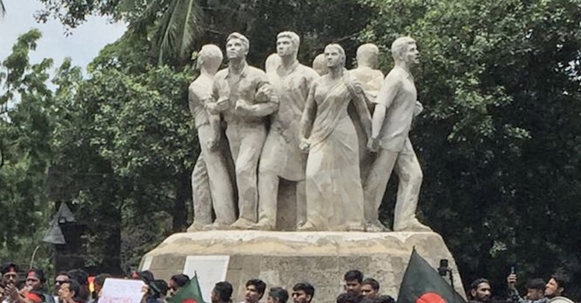 মধ্যরাতে রাজু ভাস্কর্যে ছাত্রলীগ, কোটা  আন্দোলনকারীদের বিক্ষোভের ডাক