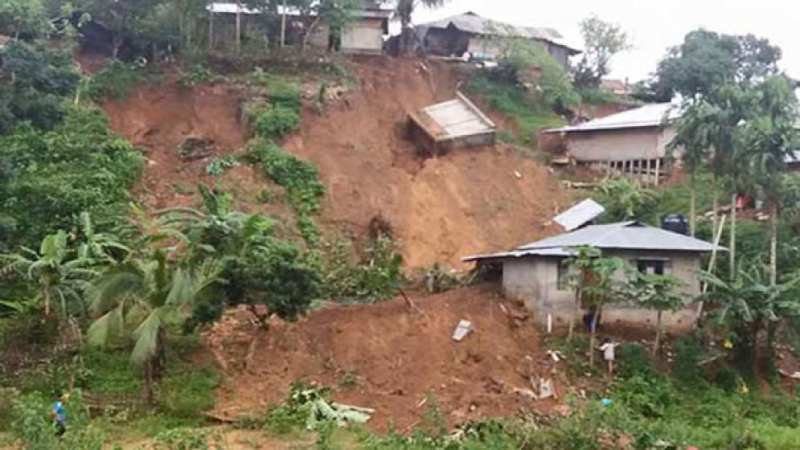 ভারি বর্ষণে উখিয়ার রোহিঙ্গা ক্যাম্পে পাহাড় ধসে ৮ জনের মৃত্যু