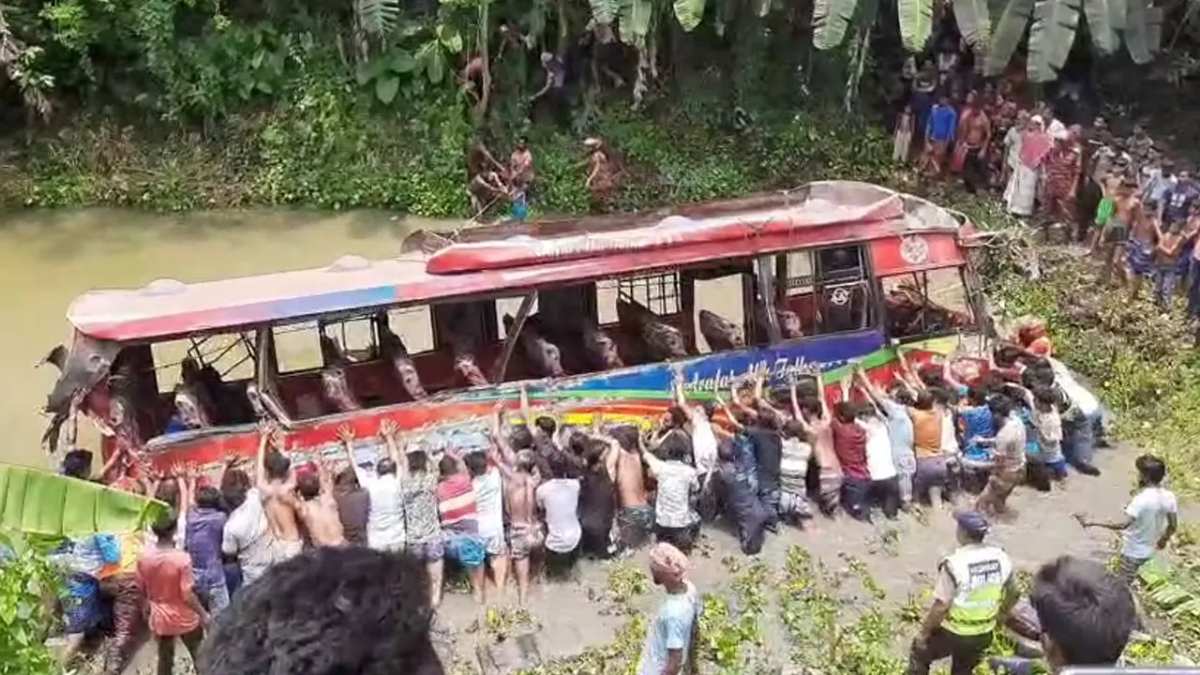 কুষ্টিয়ায় বাস-ট্রাক সংঘর্ষে নিহত ৮, আহত ৩০