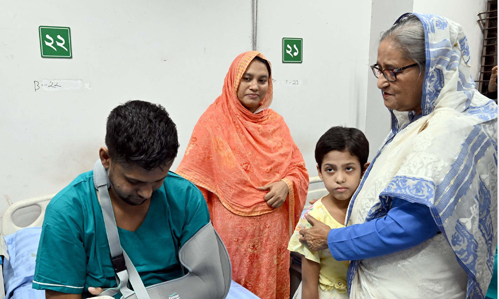 আহত পুলিশ সদস্যদের দেখতে গিয়ে অশ্রুসজল প্রধানমন্ত্রী