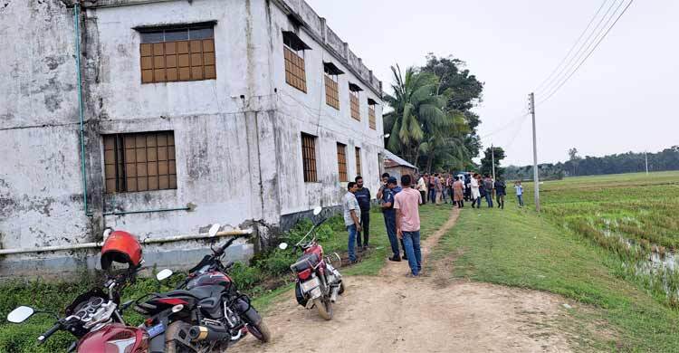 জঙ্গি আস্তানা সন্দেহে নেত্রকোনায় বাড়ি ঘিরে রেখেছে পুলিশ
