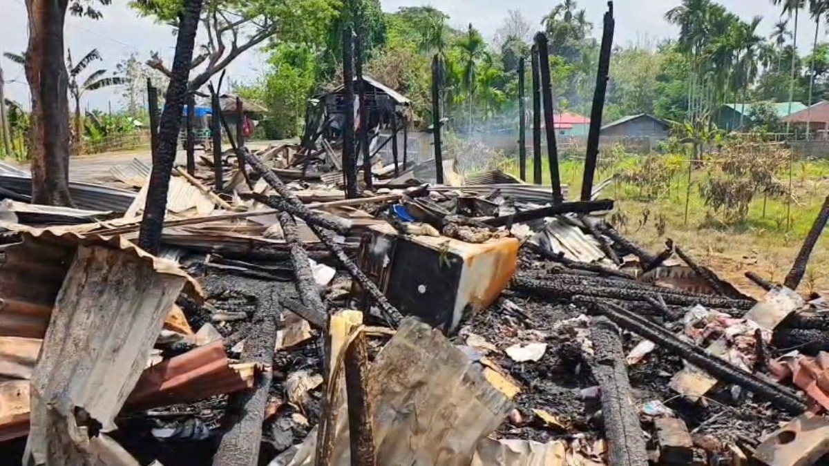 দীঘিনালায় গভীর রাতে ভয়াবহ অগ্নিকাণ্ড, পুড়ে ছাই ৯ দোকান