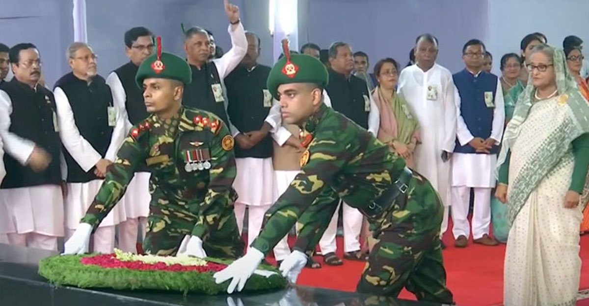 আওয়ামী লীগের প্লাটিনাম জয়ন্তীতে বঙ্গবন্ধুর প্রতিকৃতিতে শ্রদ্ধাঞ্জলি