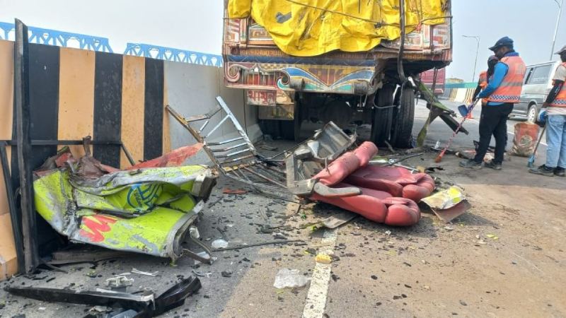 শিবচরে বাস-ট্রাক সংঘর্ষে নিহত ৩, আহত ১০