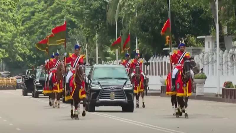 ভারপ্রাপ্ত রাষ্ট্রপতি হাফিজ উদ্দিনকে বঙ্গভবনে 'গার্ড অব অনার'