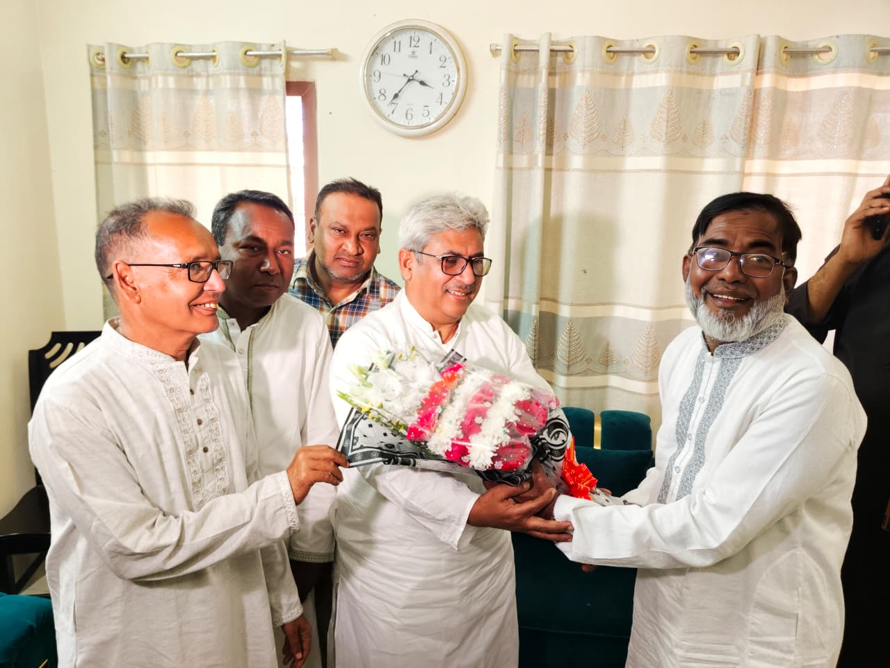 রাজশাহী-৩ আসন: বিজয়ী প্রার্থী মিলনকে ফুলেল শুভেচ্ছা জামায়াত প্রার্থীর