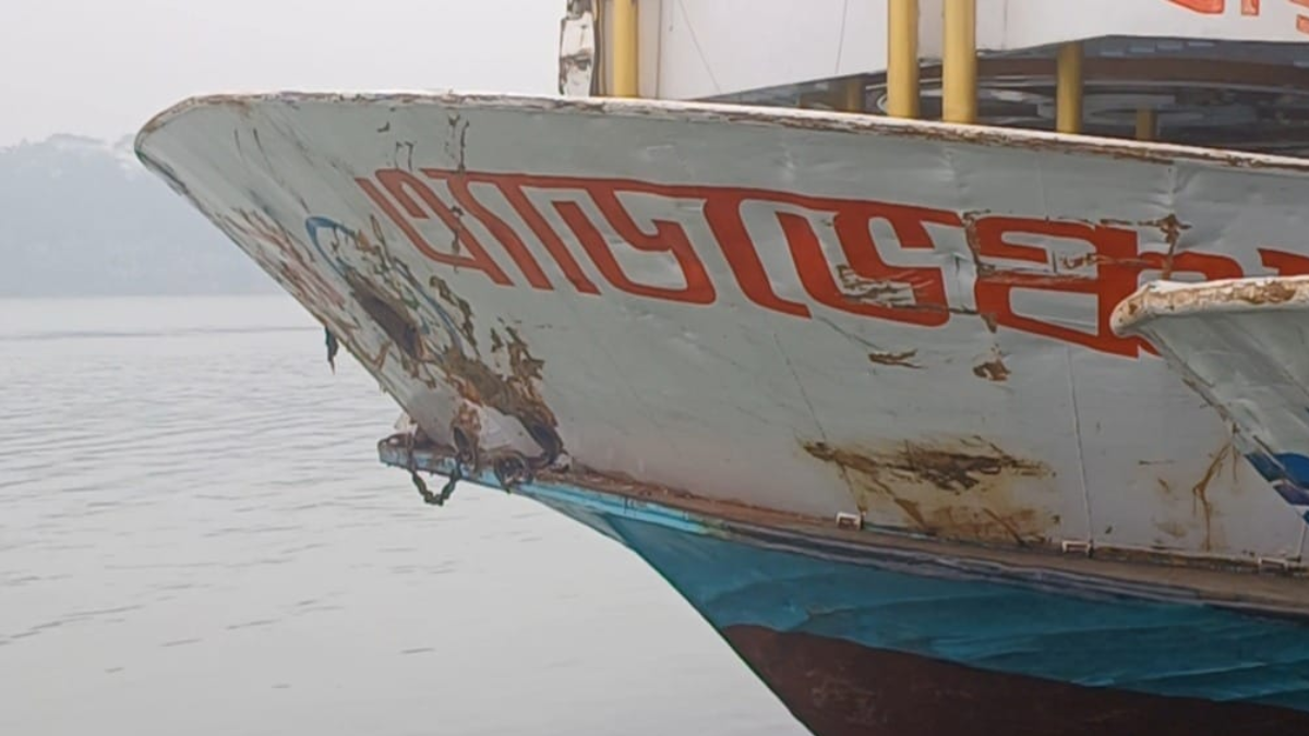 মেঘনায় দুই লঞ্চের সংঘর্ষ, ঝালকাঠিতে ৪ কর্মীসহ অ্যাডভেঞ্চার-৯ আটক