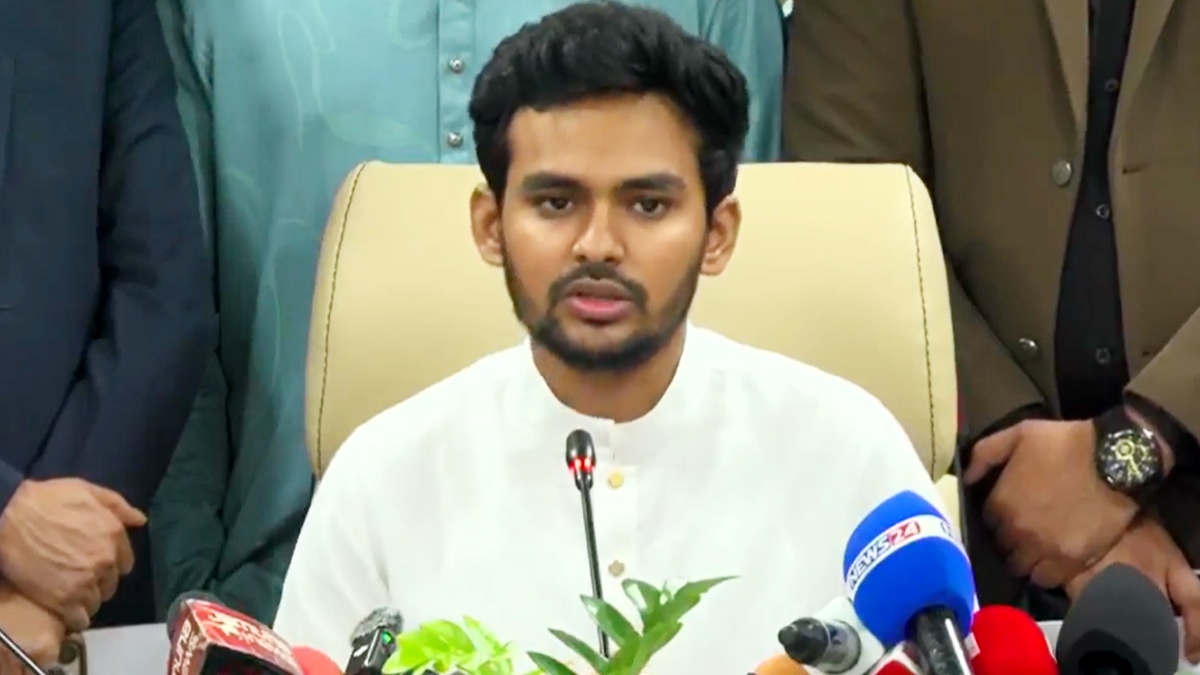 কূটনৈতিক পাসপোর্ট ও সম্পদ বিবরণী জমা দিয়েছেন উপদেষ্টা আসিফ