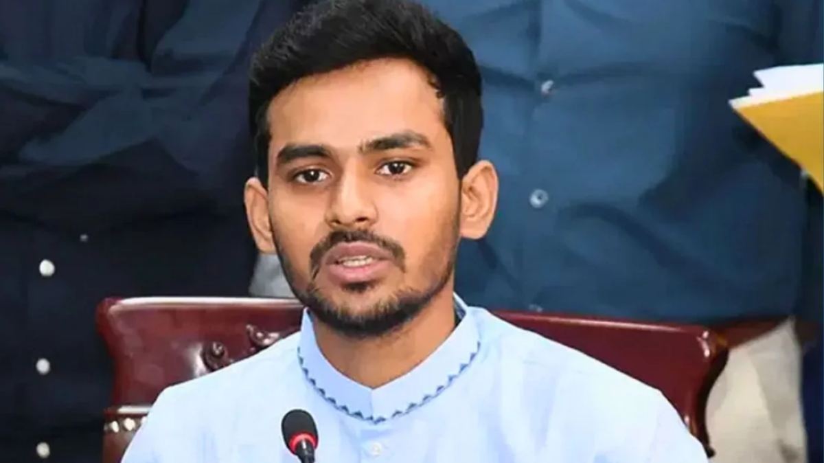 ভোটের আগেই সরকার ছাড়বেন উপদেষ্টা আসিফ