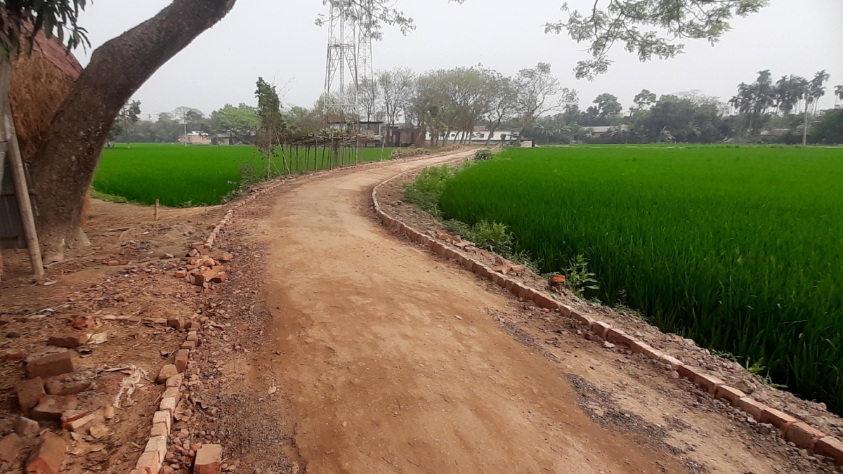 ঈশ্বরগঞ্জে সড়ক সংস্কারে পুরনো ইট ব্যবহারের অভিযোগ