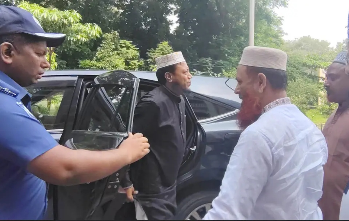 মানহানির মামলায় আত্মসমর্পণের জন্য আদালতে এমপি আমির হামজা